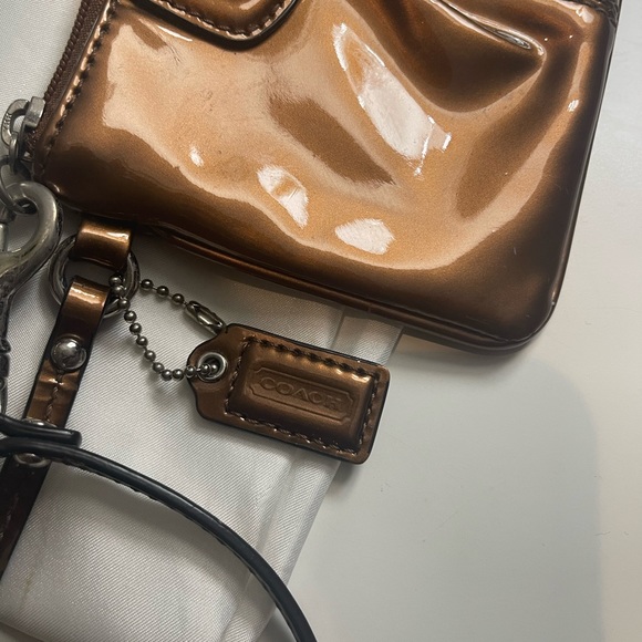COACH SHINY BROWN WRISTLET. - Picture 3 of 8